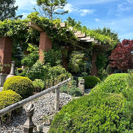 Bed and Breakfast The Wind In The Willows - Luxury Lakefront Oasis Cobourg Exteriér fotografie