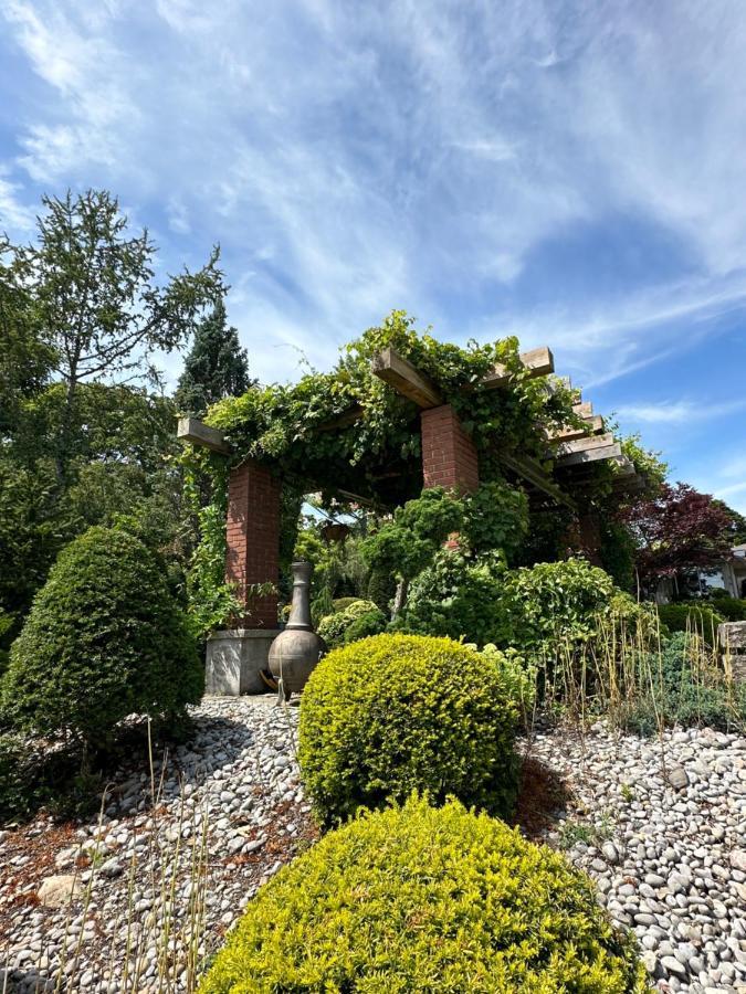 Bed and Breakfast The Wind In The Willows - Luxury Lakefront Oasis Cobourg Exteriér fotografie